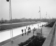 880479 Gezicht op de Kunstijsbaan (Mississippidreef 151) te Utrecht, met enkele schaatsers.N.B. De naam Kunstijsbaan ...